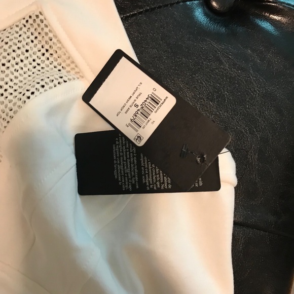 White Guess crop top 🔥 - Picture 4 of 4